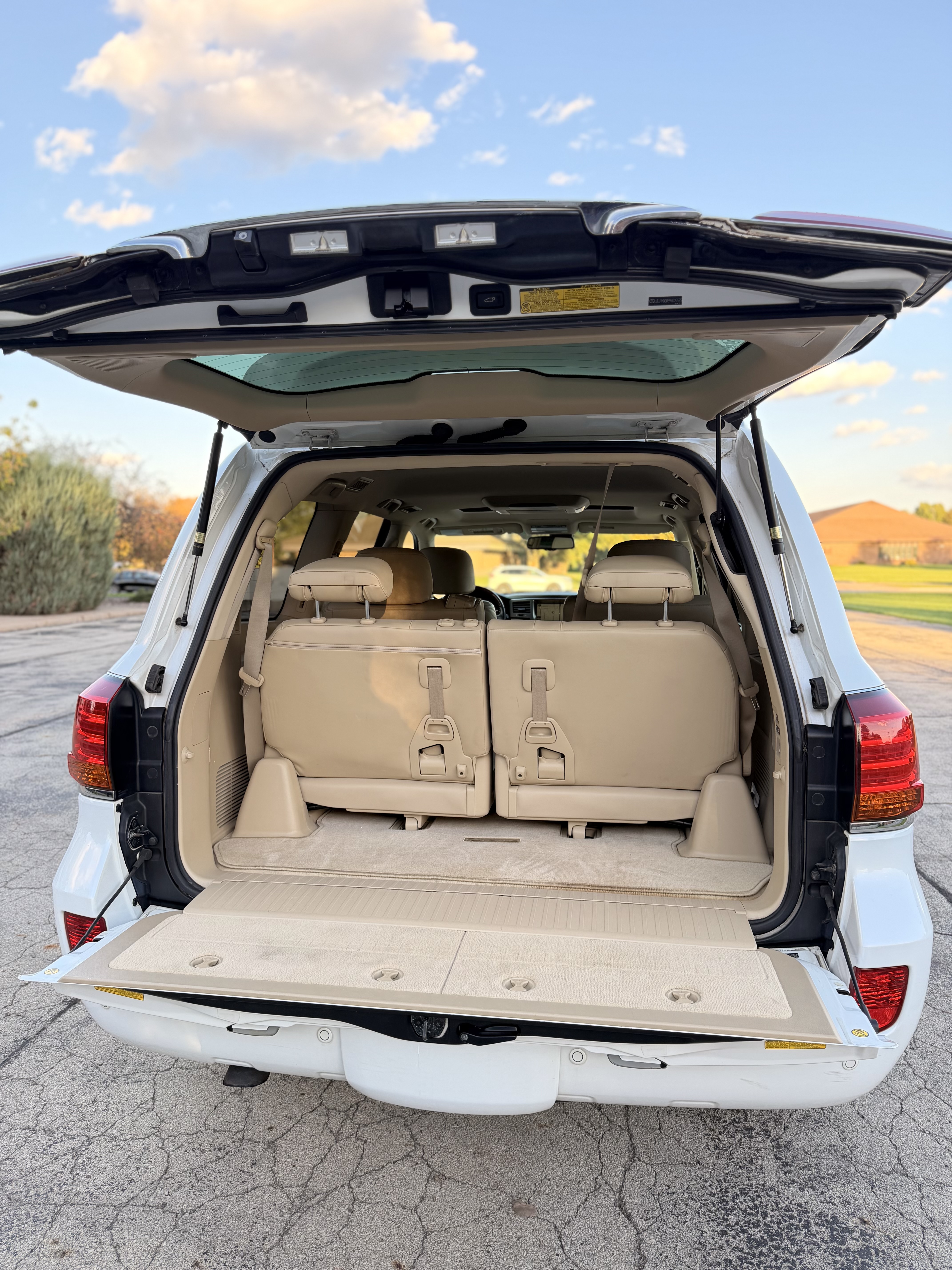 Used 2009 Lexus LX 570 4WD w/ 3rd Row & Luxury Pkg image 17