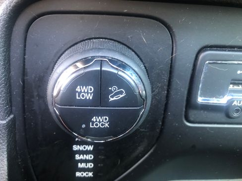 Used 2015 Jeep Renegade Trailhawk image 25