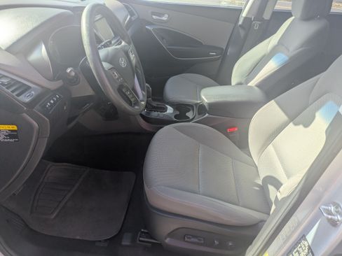 Used 2017 Hyundai Santa Fe SE image 8
