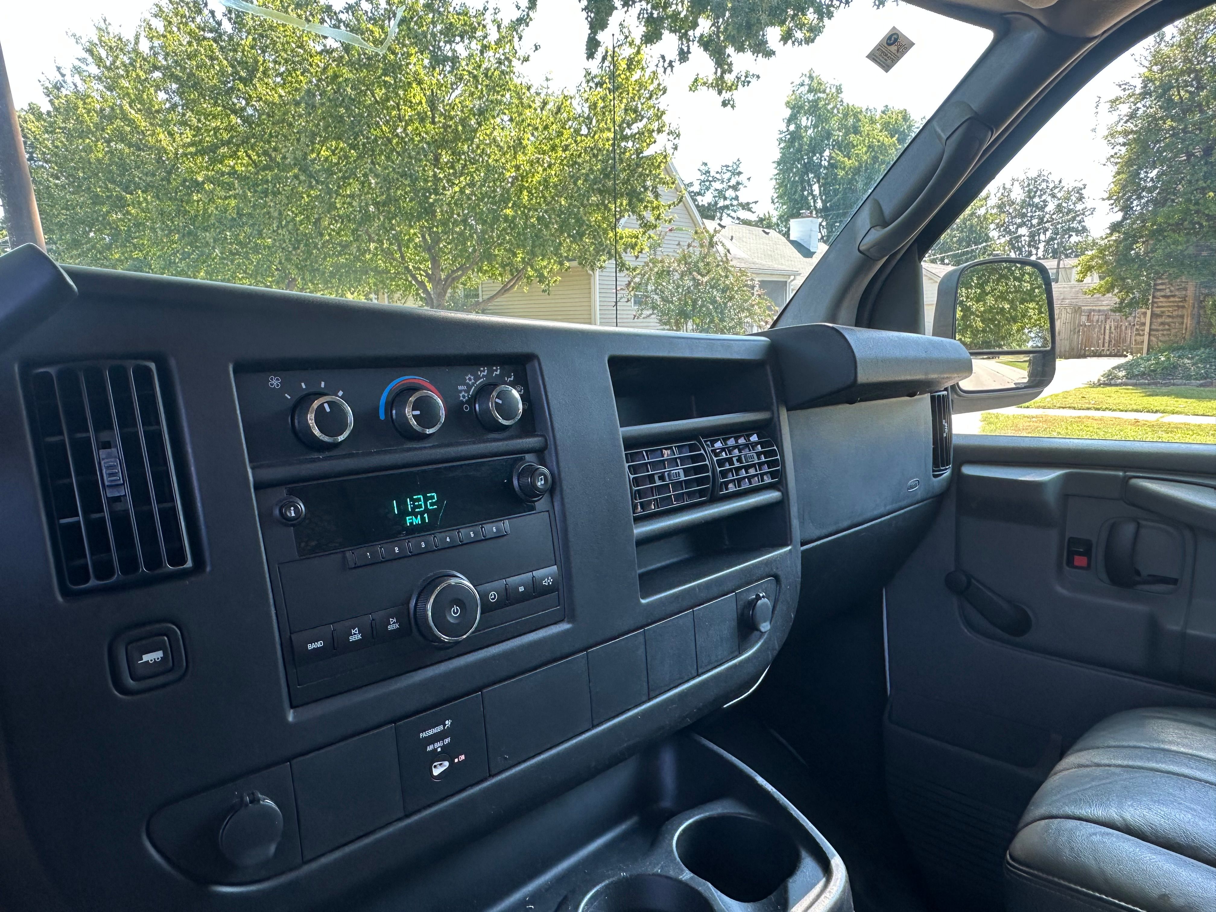 Used 2010 Chevrolet Express 2500 RWD image 10