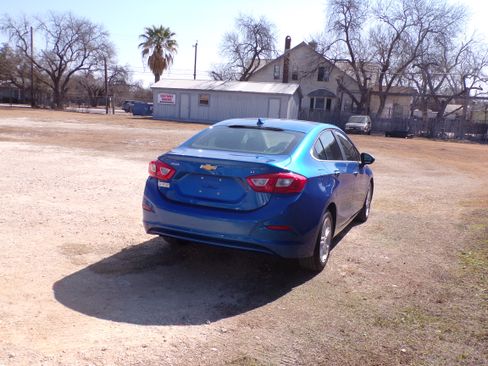 Used 2017 Chevrolet Cruze LT image 4