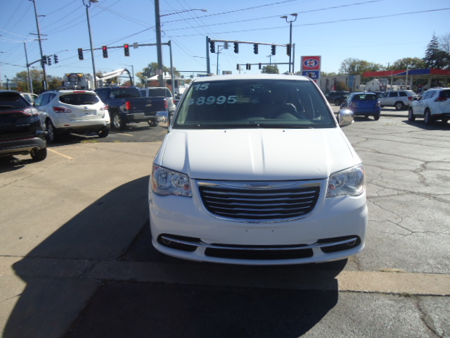 Used 2015 Chrysler Town & Country Touring-L FWD image 2