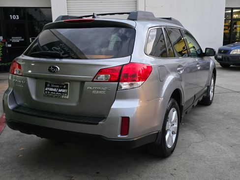 Used 2011 Subaru Outback 2.5i Limited image 9