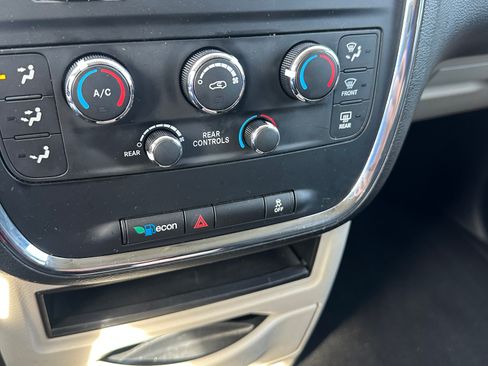 Used 2015 Dodge Grand Caravan SE image 5