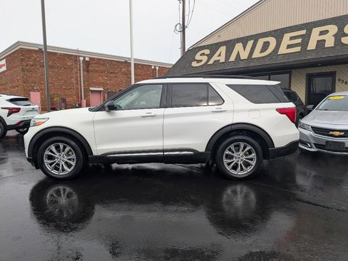 Used 2020 Ford Explorer XLT image 2