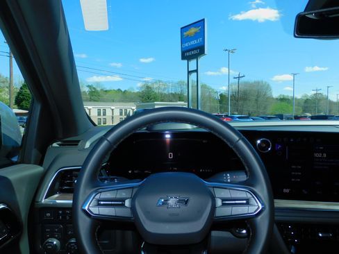 Used 2025 Chevrolet Suburban Z71 image 2