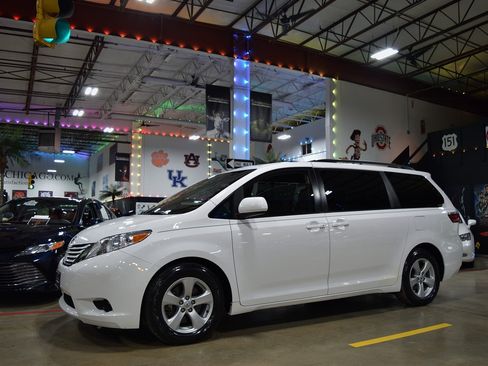 Used 2015 Toyota Sienna LE image 3