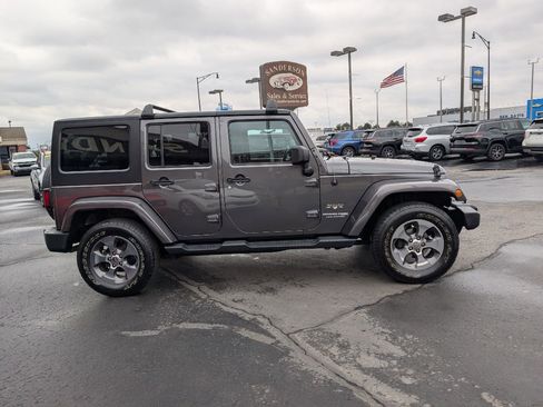 Used 2018 Jeep Wrangler Unlimited Sahara image 3