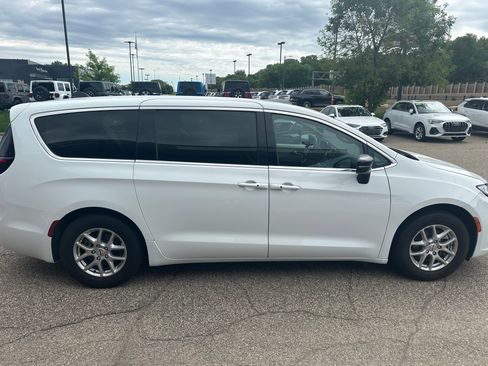 Used 2024 Chrysler Pacifica Touring-L FWD image 4