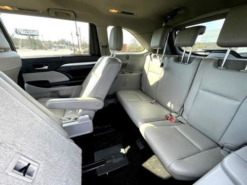 Used 2017 Toyota Highlander SE image 12