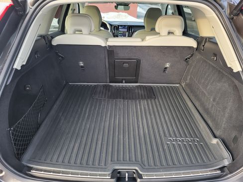 Used 2022 Volvo XC60 B5 Momentum image 10