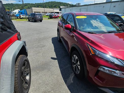 Used 2023 Nissan Rogue AWD SV image 3