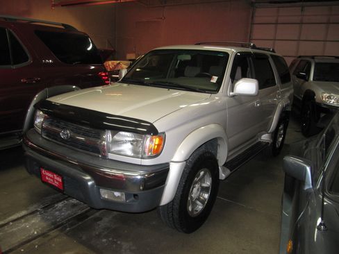 Used 2000 Toyota 4Runner SR5 Premium image 1