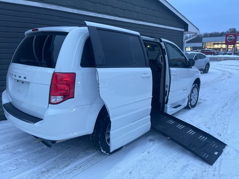 Used 2016 Dodge Grand Caravan SE image 6