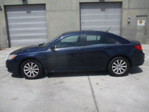 Used 2014 Chrysler 200 Touring Sedan FWD image 1