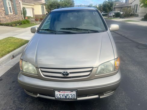 Used 2001 Toyota Sienna XLE FWD image 2