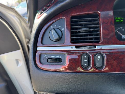 Used 2005 Lincoln Town Car Signature image 7