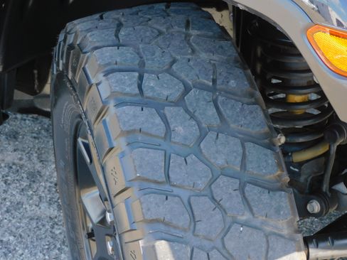 Used 2021 Jeep Gladiator Willys AWD/4WD image 15