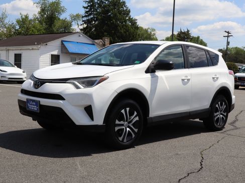 Used 2018 Toyota RAV4 LE FWD image 4