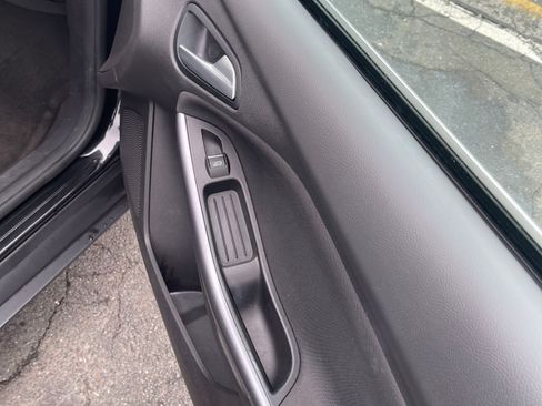 Used 2014 Ford Focus Titanium Hatchback FWD image 17