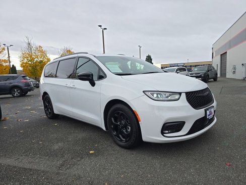 Used 2024 Chrysler Pacifica Select image 1