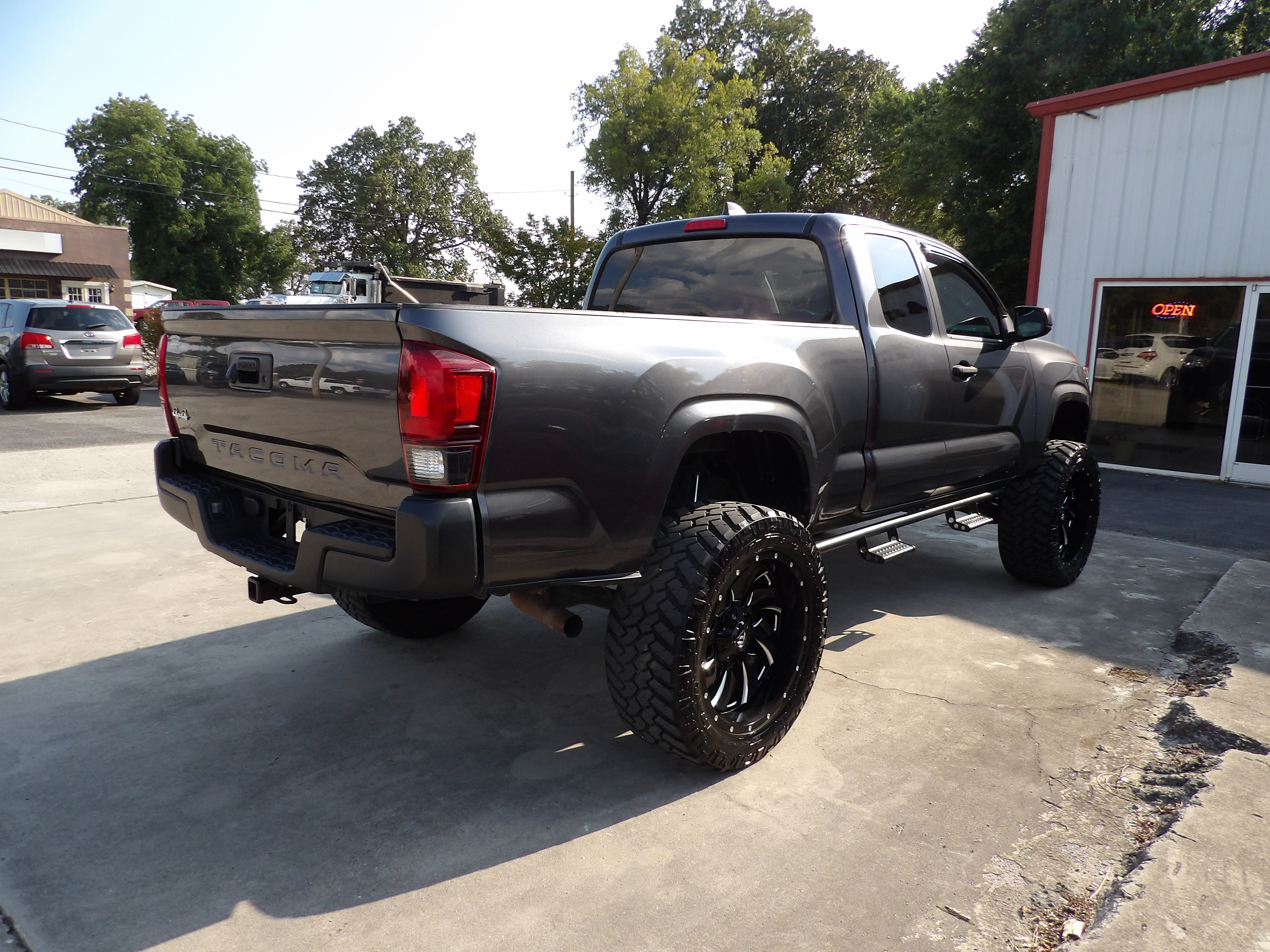 Used 2020 Toyota Tacoma SR AWD/4WD image 4