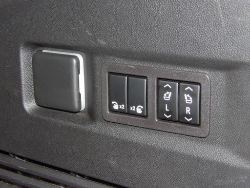 Used 2023 Chevrolet Tahoe 2WD Premier image 25