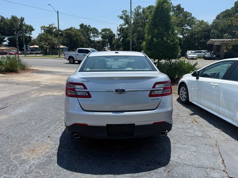 Used 2017 Ford Taurus SE image 4