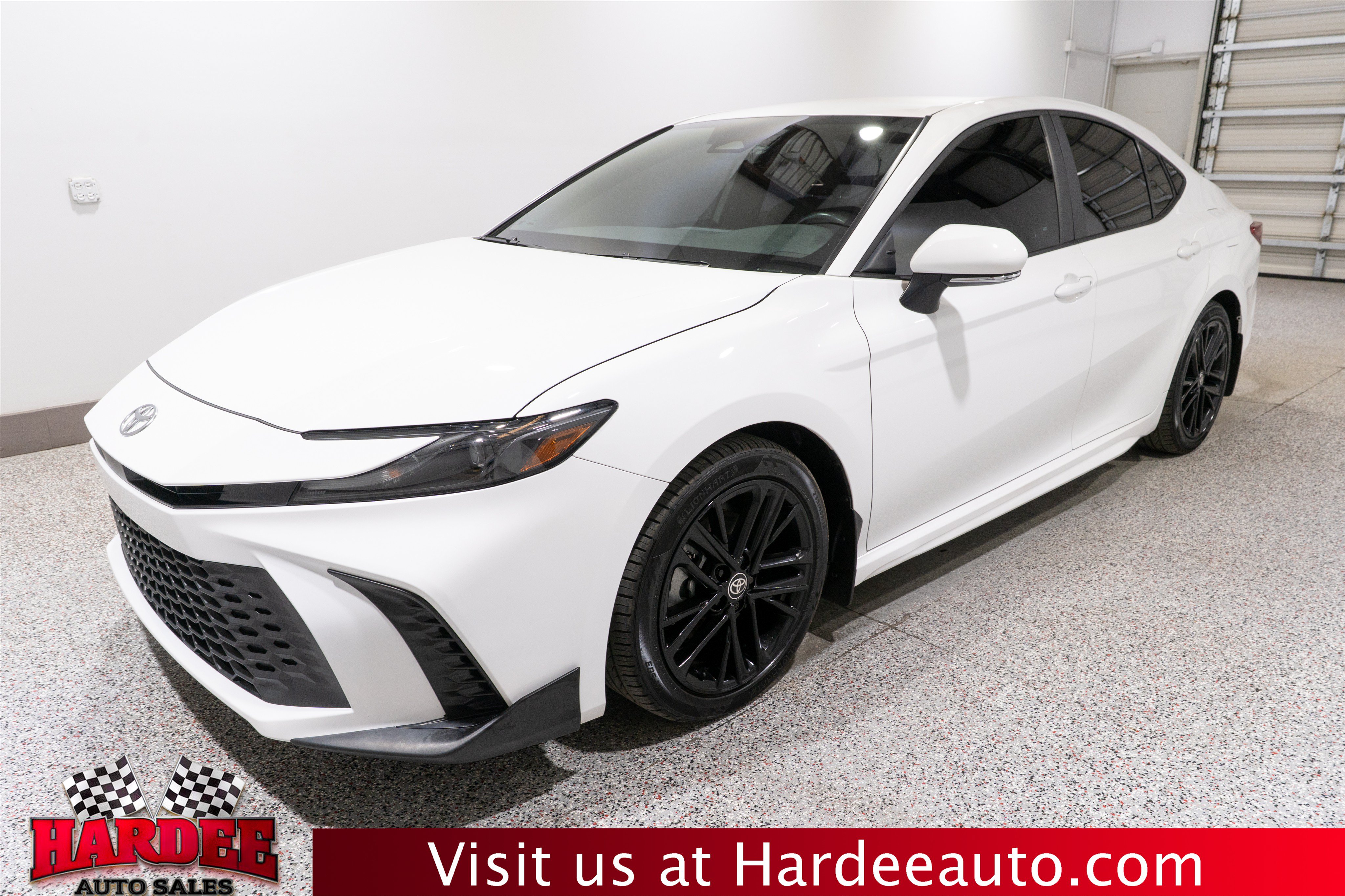 Used 2025 Toyota Camry SE FWD image 2
