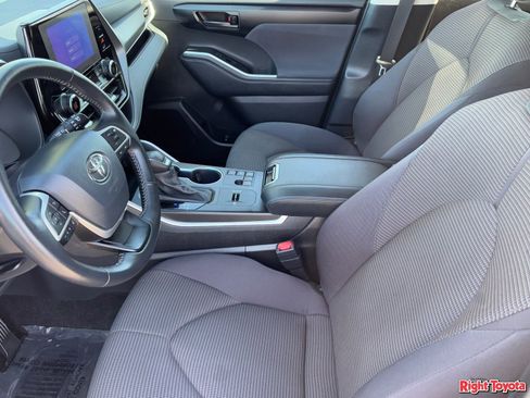 Used 2025 Toyota Highlander LE image 20