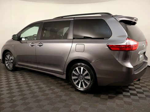 Used 2018 Toyota Sienna Limited image 13