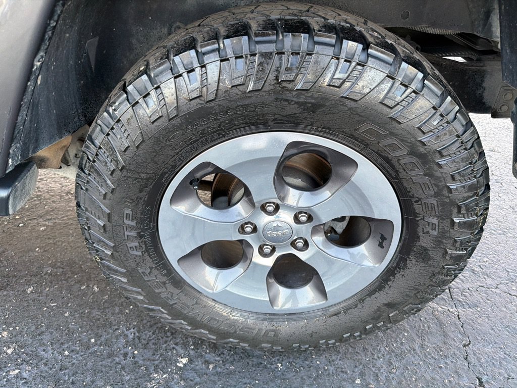 Used 2018 Jeep Wrangler Unlimited Sahara AWD/4WD image 30