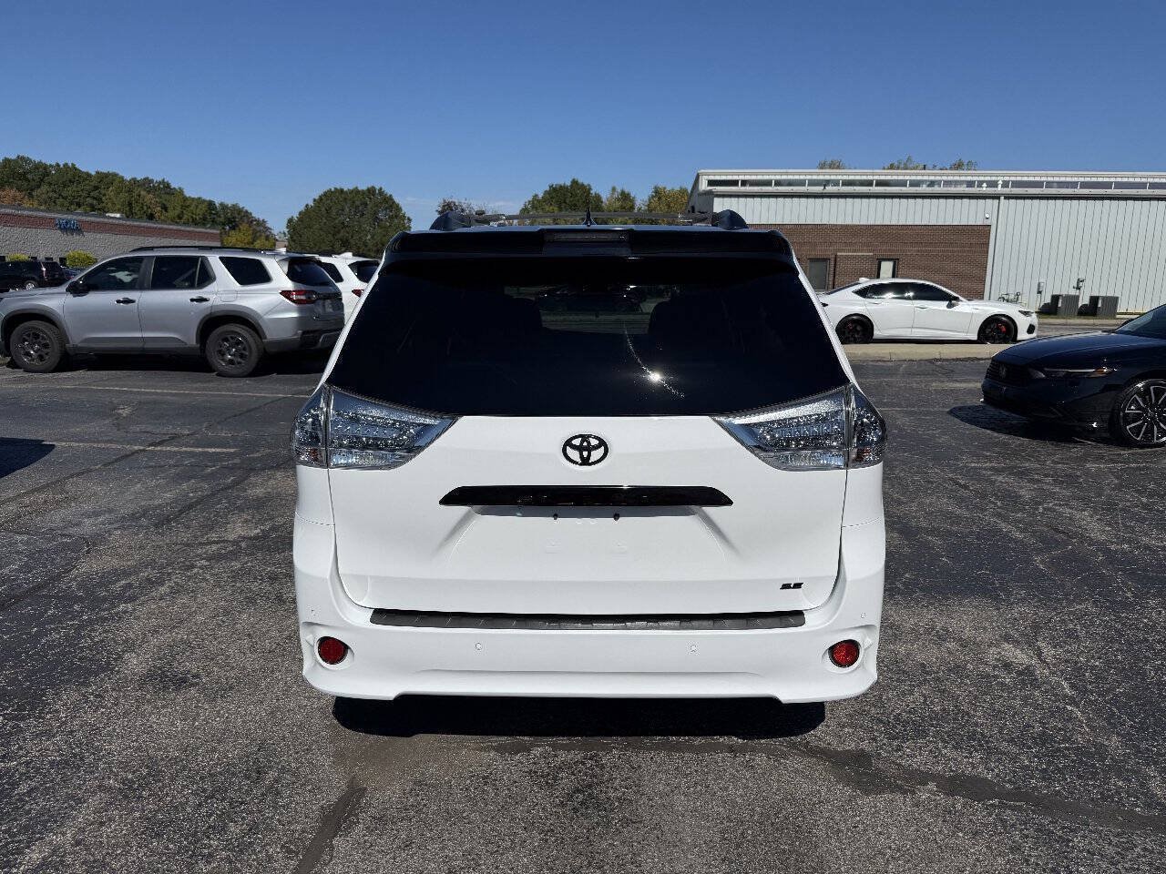 Used 2020 Toyota Sienna SE Premium w/ Nightshade Edition FWD image 6