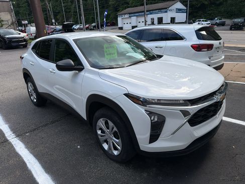 Certified 2024 Chevrolet Trax LS FWD image 2