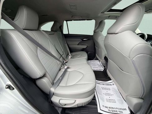 Used 2021 Toyota Highlander XLE AWD/4WD image 23