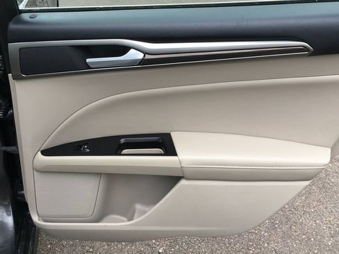Used 2017 Ford Fusion SE FWD image 28