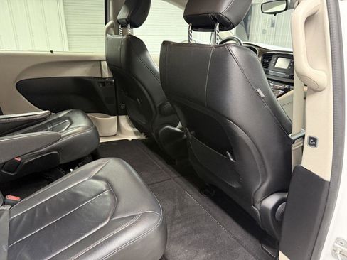 Used 2017 Chrysler Pacifica Touring-L image 34