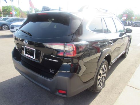 Used 2023 Subaru Outback Premium AWD/4WD image 5
