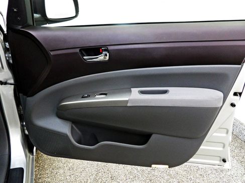 Used 2005 Toyota Prius w/ Pkg 6 FWD image 12