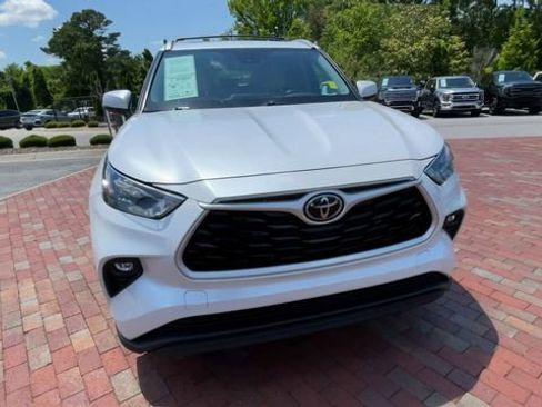 Used 2024 Toyota Highlander XLE AWD/4WD image 4