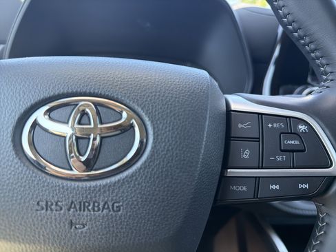 Certified 2025 Toyota Highlander LE FWD image 10