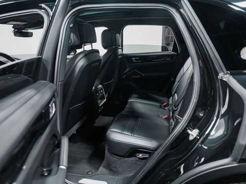 Used 2023 Porsche Cayenne w/ Premium Package image 31