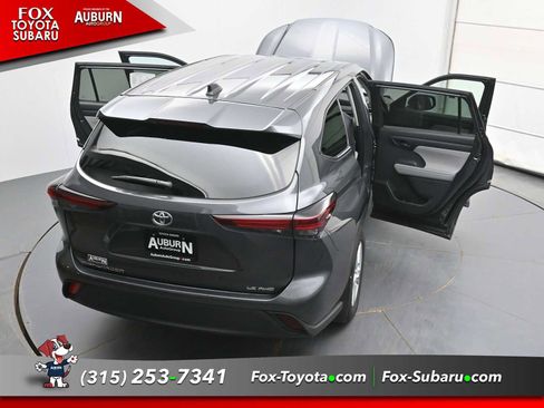 Used 2024 Toyota Highlander LE AWD/4WD image 35