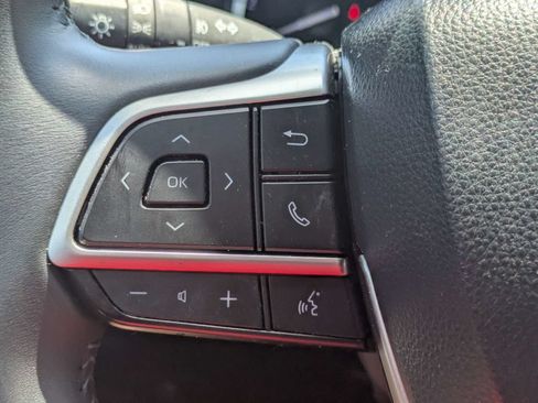 Used 2022 Toyota Highlander XLE FWD image 26