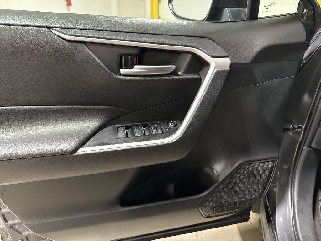 Used 2025 Toyota RAV4 XLE FWD image 20