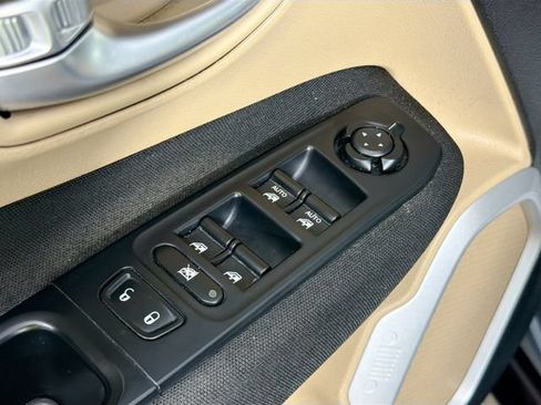 Used 2016 Jeep Renegade Latitude w/ Popular Equipment Group AWD/4WD image 17