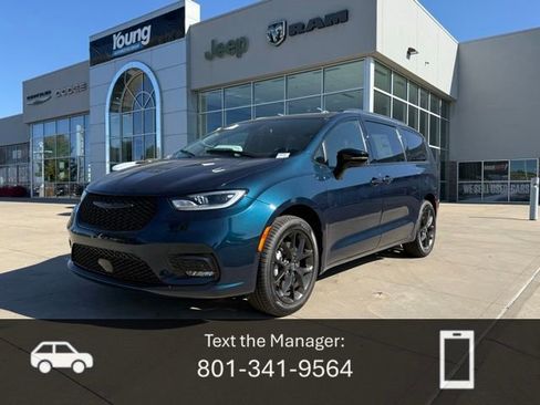 New 2025 Chrysler Pacifica Limited image 1