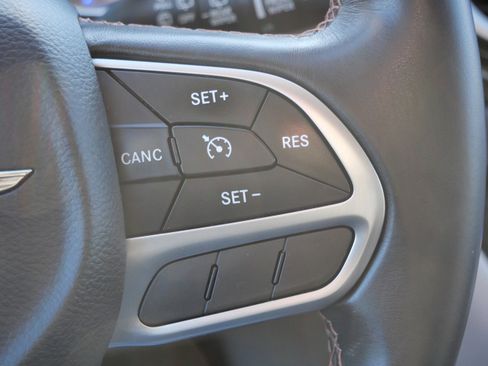 Used 2017 Chrysler Pacifica Touring-L image 32