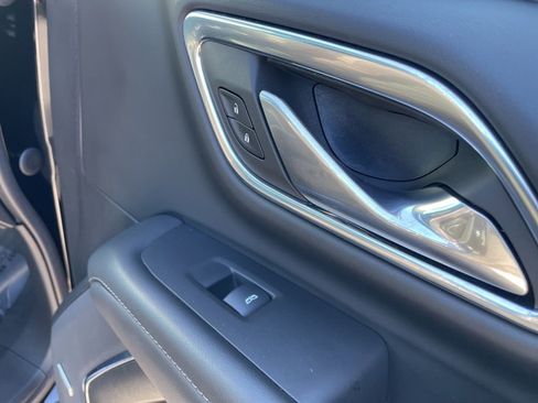 Used 2023 Chevrolet Suburban Z71 w/ Luxury Package image 32