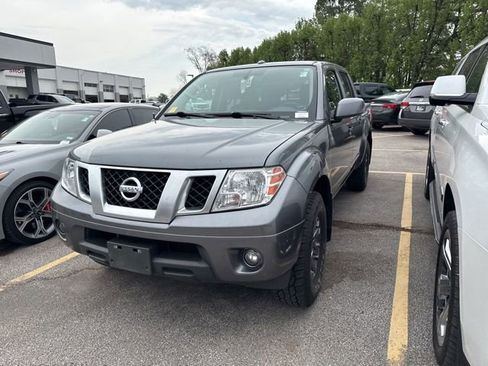 Used 2018 Nissan Frontier PRO-4X image 2